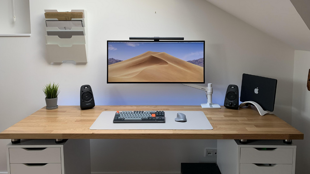best desk setup for laptop and monitor
